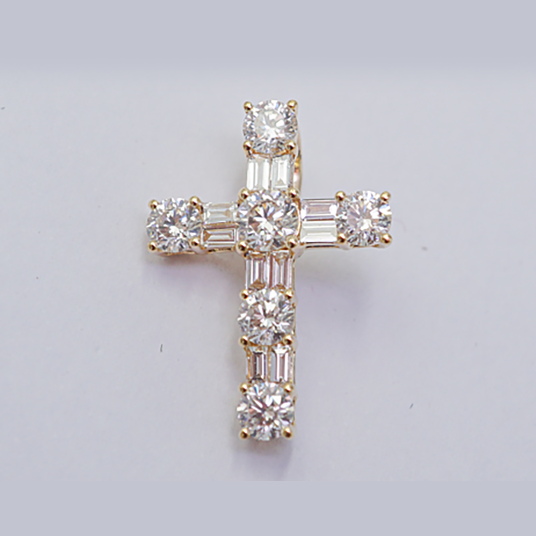 Diamond Cross Pendant in 18K Yellow Gold