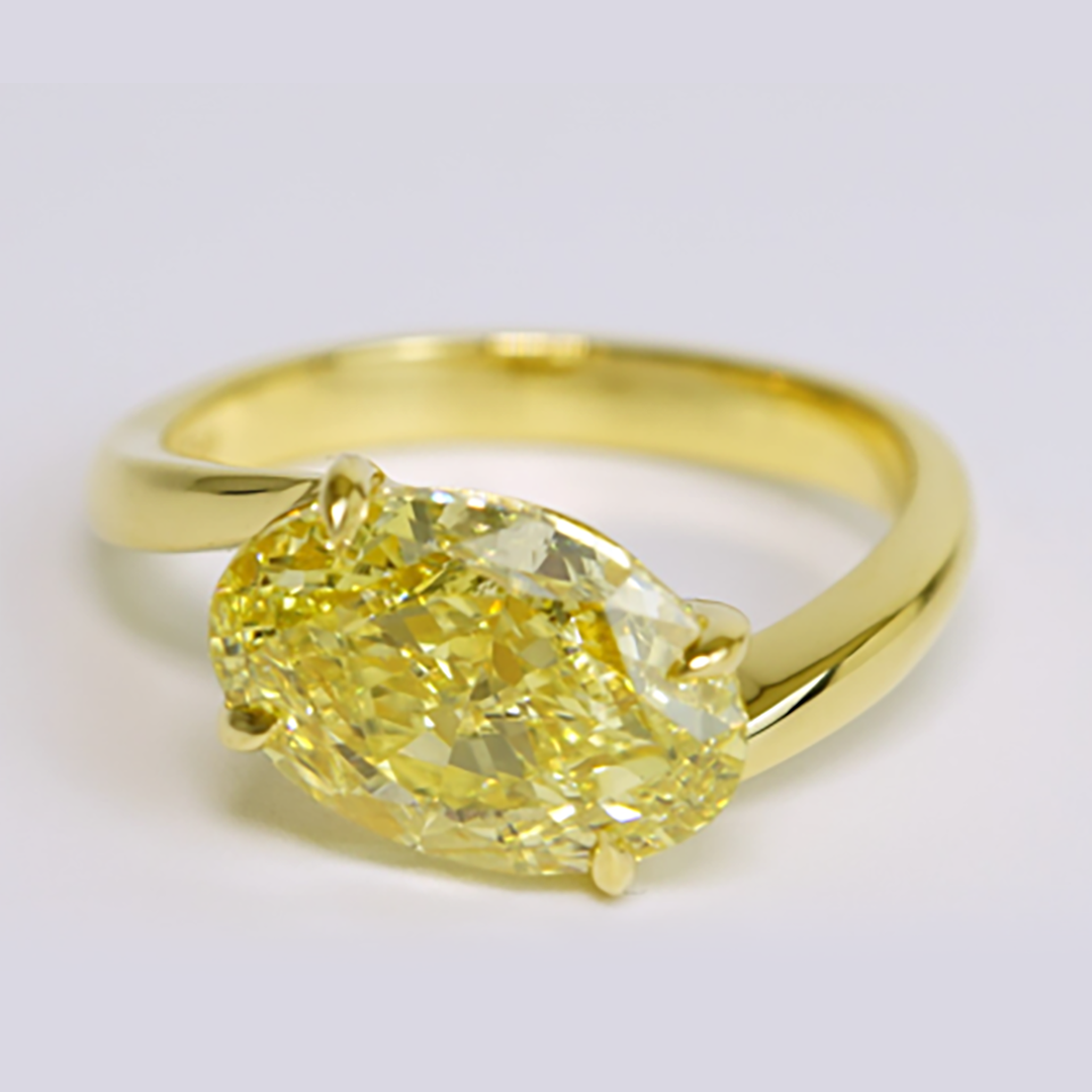 Oval Diamond Solitaire Ring in 18K Yellow Gold